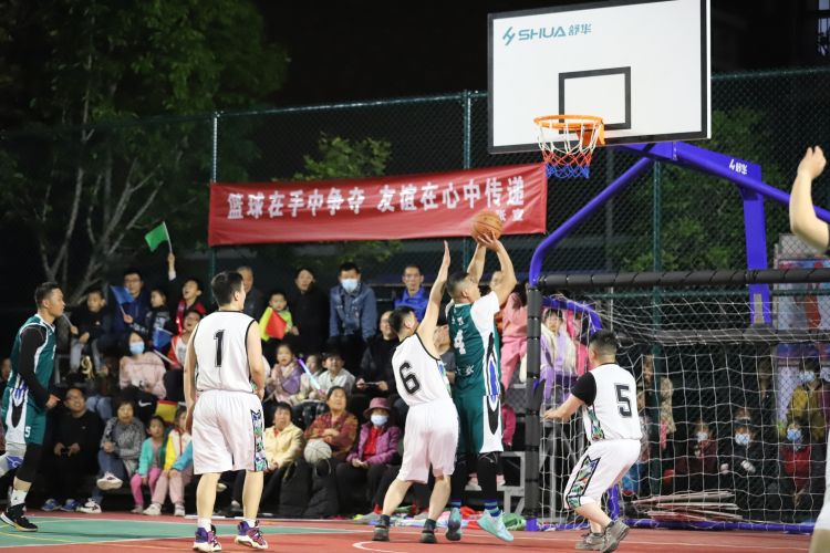 透露他
