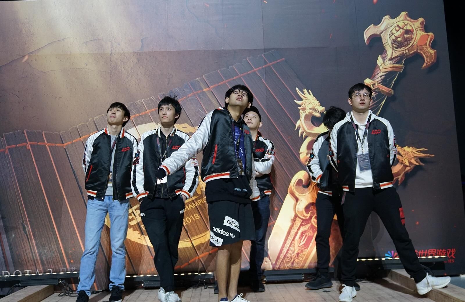下他们
