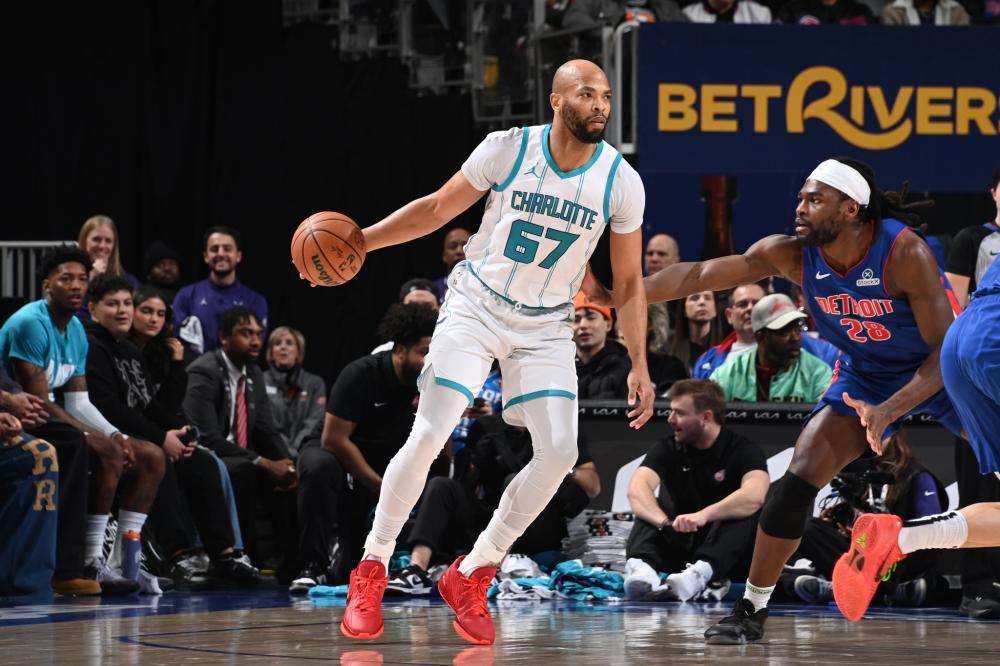 股球员到延 股球员到延